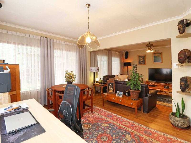 Elegant, Energy-Smart Family Home with 2 backup water tanks - Photo 6