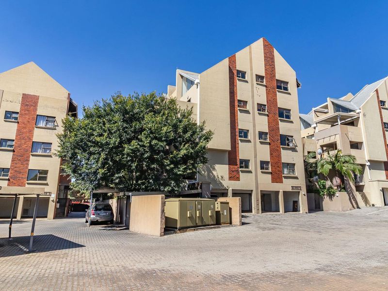 2 Bedroom Ground Floor Townhouse in Blackheath - Photo 2