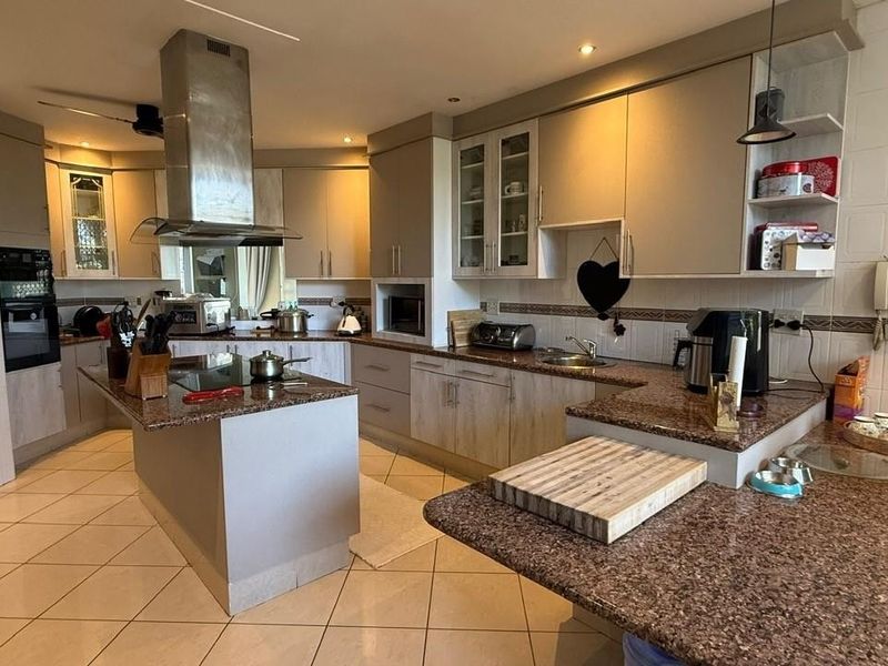 Lovely 4 bedroom  Family home with stunning sea views - Photo 10