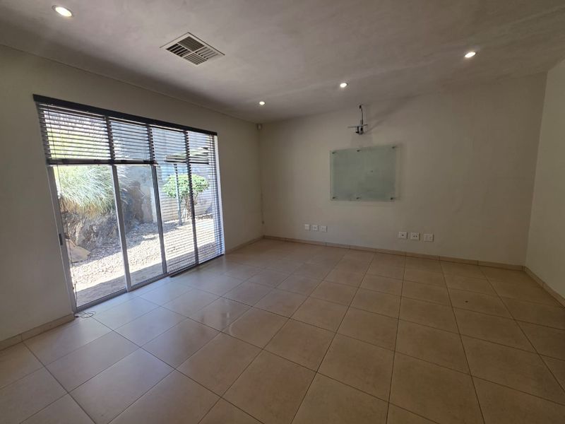 Centrally Located Offices TO LET - Photo 6