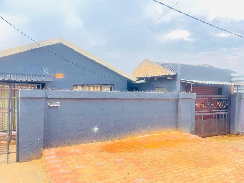 2 Bedroom Home with 4 outside Rooms - Photo 2