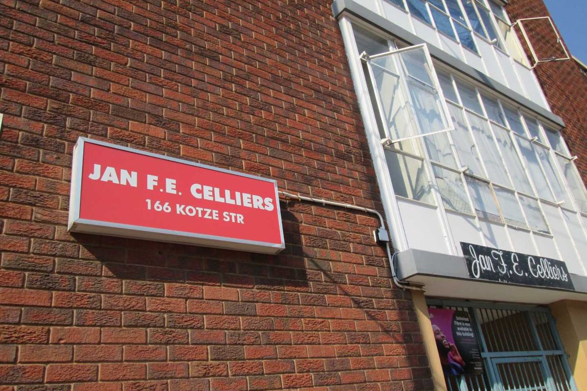 BEAUTIFUL, NEAT AND CLEAN [2] TWO BEDROOMS APARTMENT FOR SALE IN SUNNYSIDE [ JAN F E CELLIERS] - Photo 2