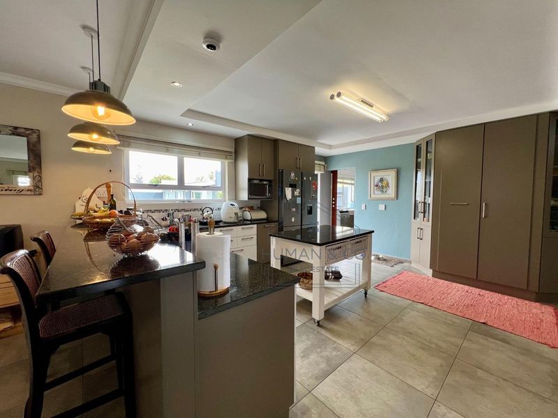 Modern 3-bedroom home with 2 bed-cottage in prime Lagoon Area - Photo 9