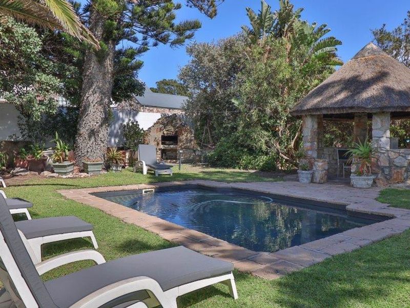 Coastal Charm: Thatched Westcliff Home with 7 En-suites - Photo 4