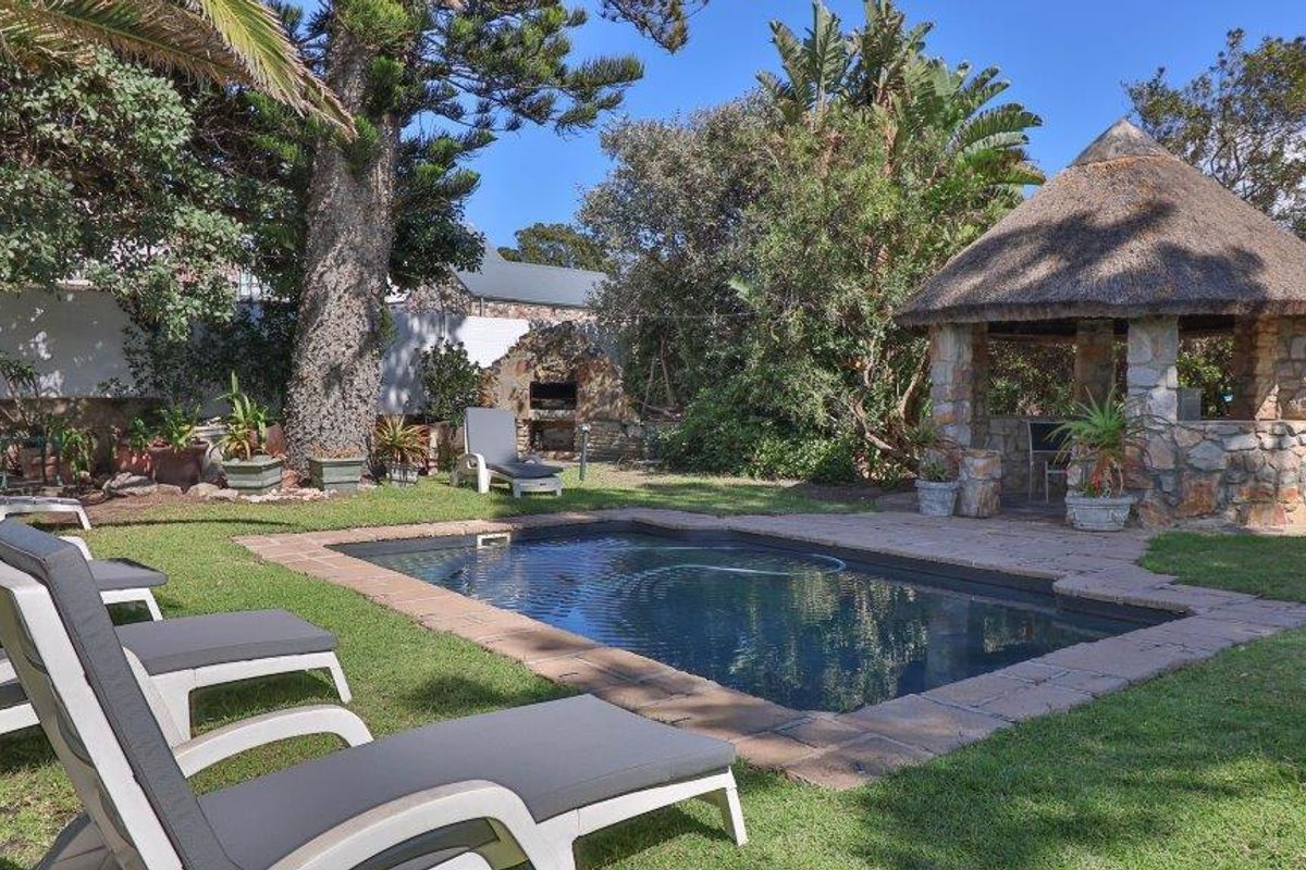 Coastal Charm: Thatched Westcliff Home with 7 En-suites - Photo 4