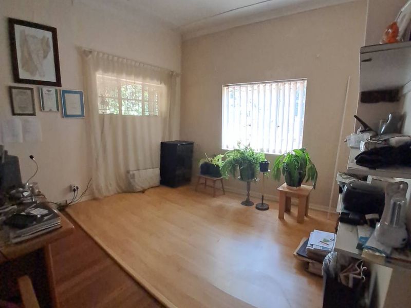 4 Bedroom home with cottage to generate extra income - Photo 9