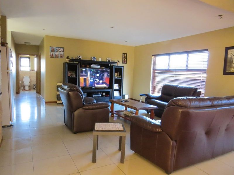 SPACIOUS 4 BEDROOM HOME SWAKOPMUND - Photo 5