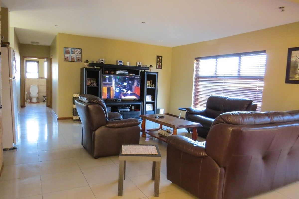 SPACIOUS 4 BEDROOM HOME SWAKOPMUND - Photo 5