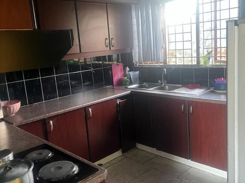 Spacious 4-Bed Family Home with Flatlet in Newlands East - Photo 4