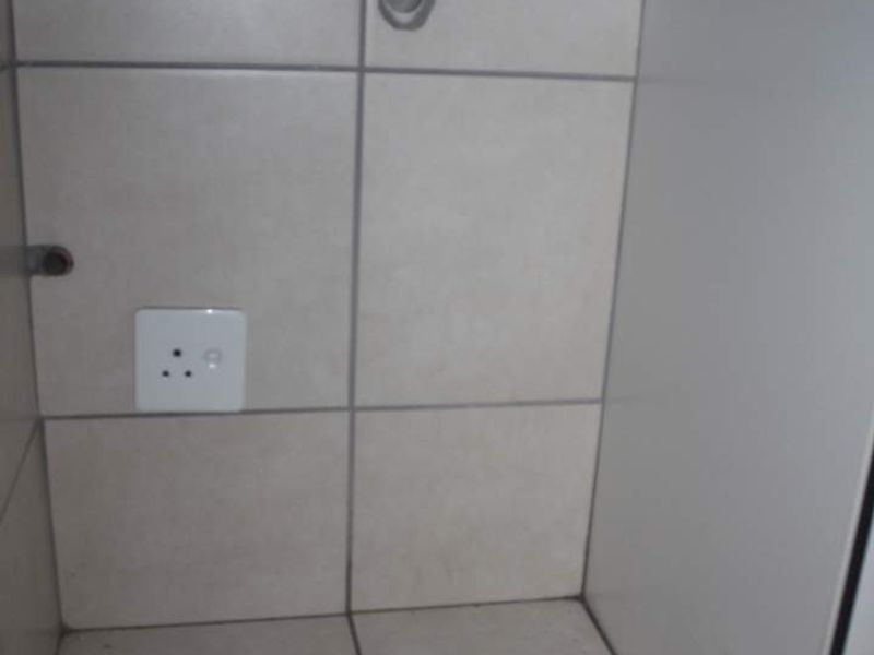 Modern 1 bedroom Unit at Embassy Place | R6 500 - Photo 7