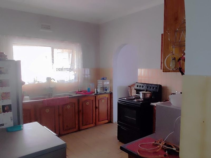 Spacious home on shared property with occupied garden cottage - Photo 2