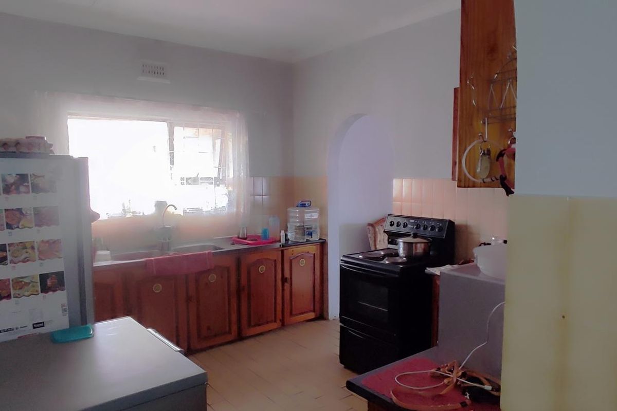 Spacious home on shared property with occupied garden cottage - Photo 2
