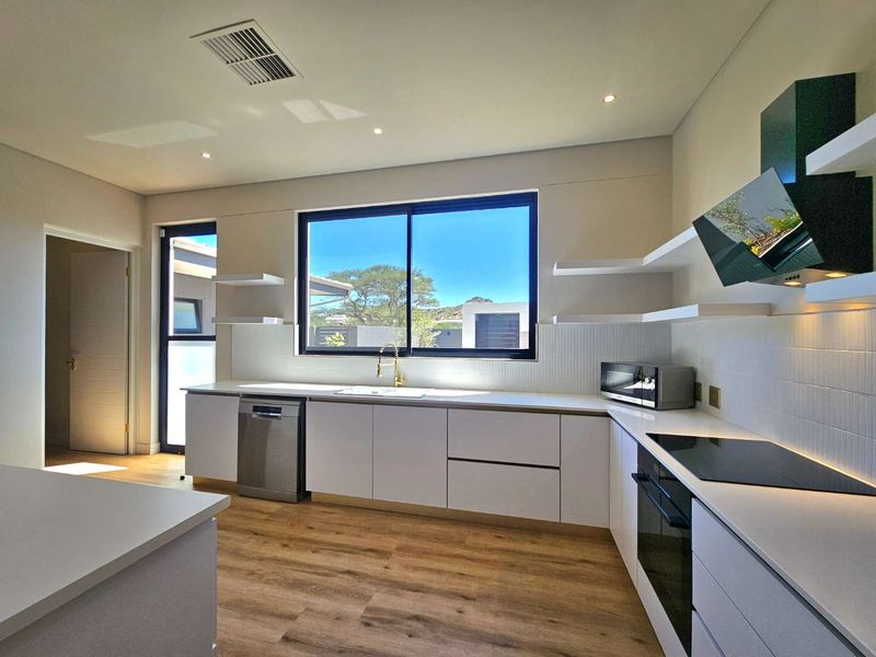 Modern Elegance: Stunning New 3-Bed Home with Pool - Photo 10