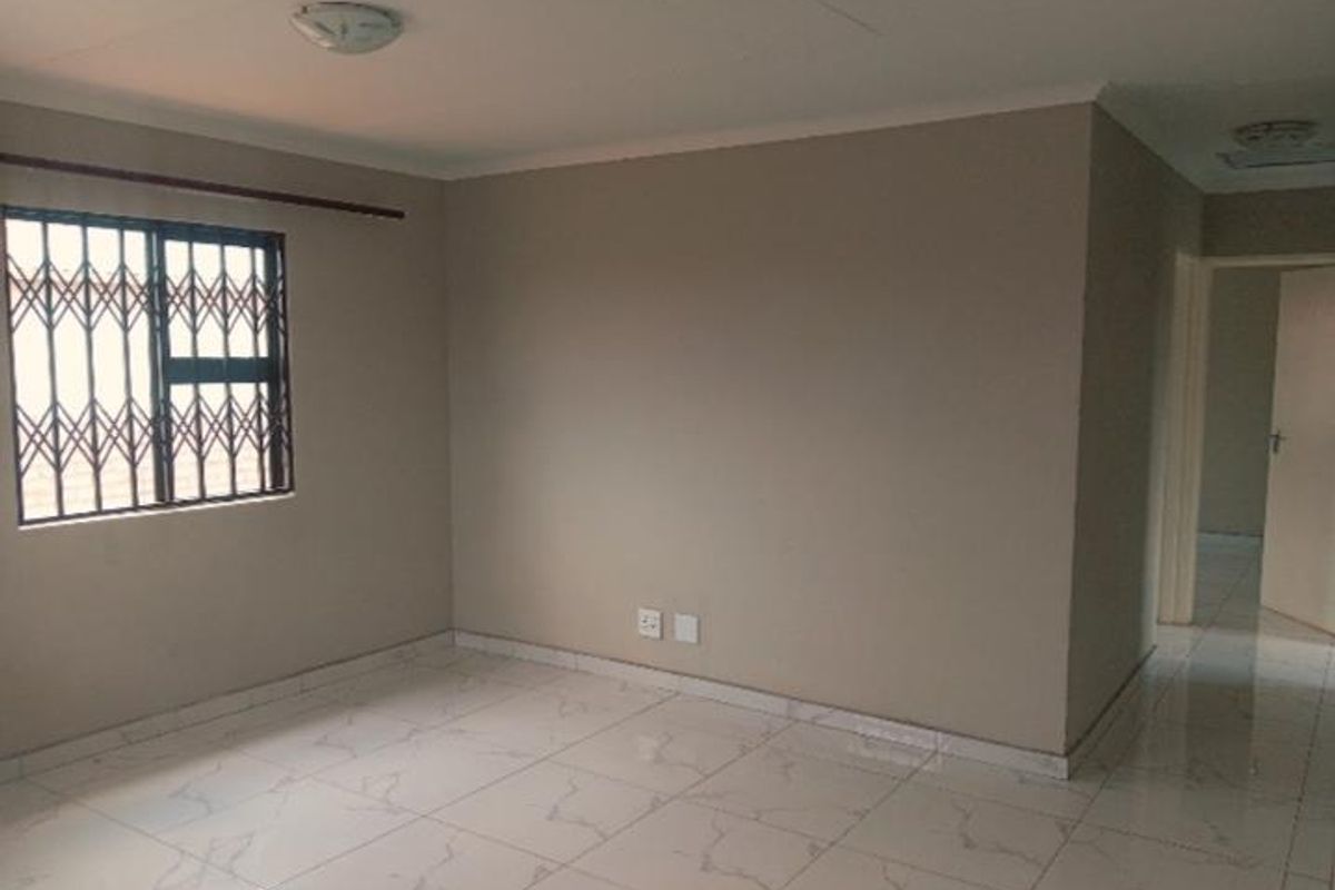 EXCLUSIVE | MODERN LUXURY WITH BIOMETRIC SECURITY – ACT FAST This is not just a home — it is a statement of secure, modern living in the heart of Dawn Park. - Photo 4