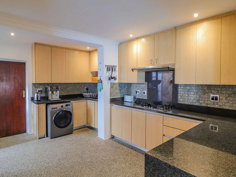 3 Bedroom Townhouse in the Heart of Bryanston - Photo 9