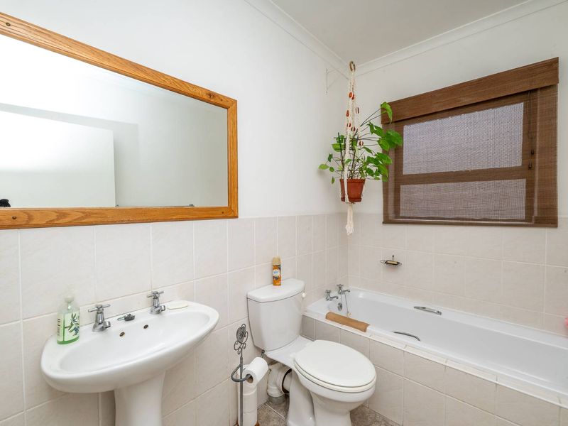 Spacious Family Haven with Modern Touches in Brackenfell - Photo 6