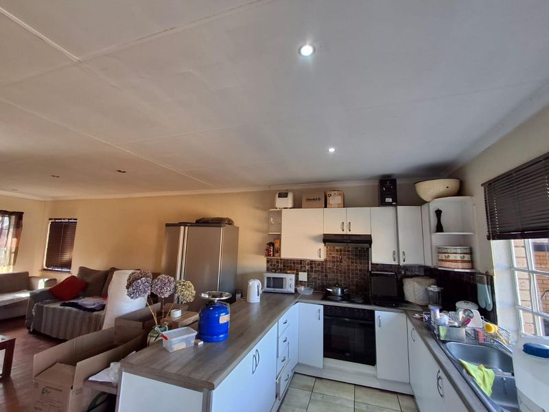 Spacious simplex in sought after complex - Photo 1