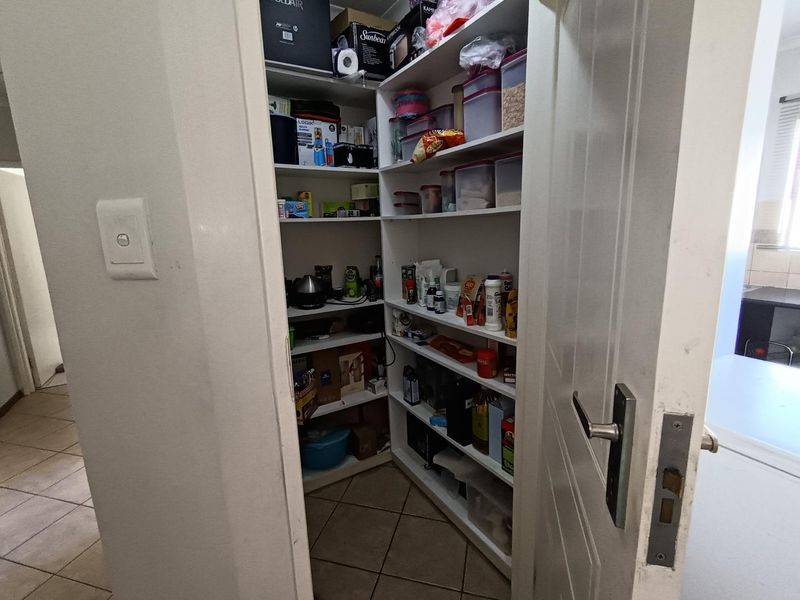 Modern Bayswater Townhouse in Estate : Comfort & Space Await - Photo 6