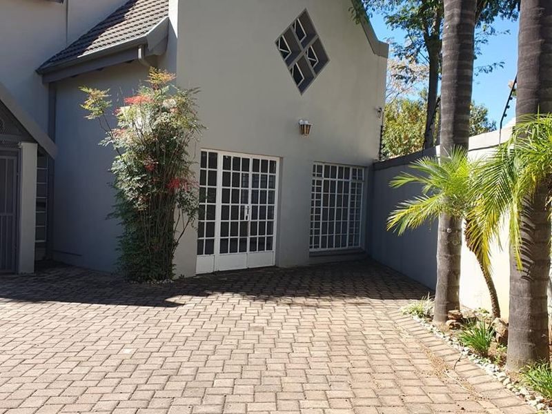 Immediately Available Elegant Family Townhouse in Prestigious Waterkloof - Photo 2