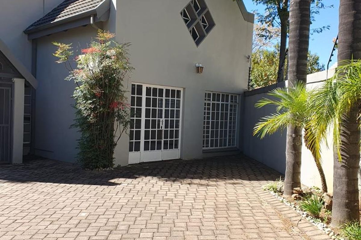 Immediately Available Elegant Family Townhouse in Prestigious Waterkloof - Photo 2