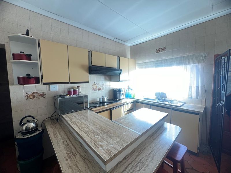 Very neat house in a busy street - Photo 3