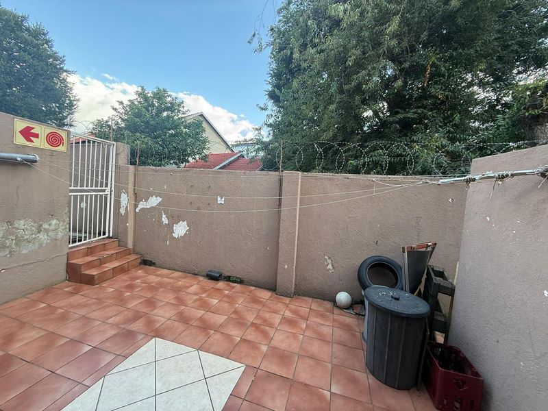 Well Located 3 Bedroom Unit with Strong Potential - Photo 8