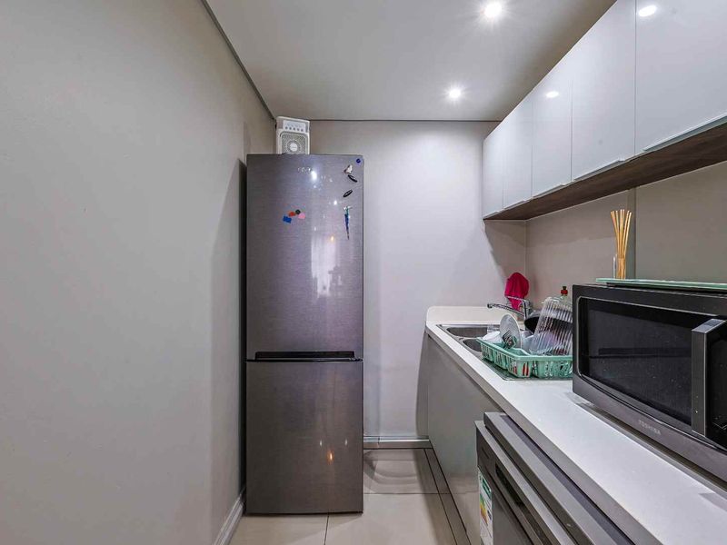 Modern 2-Bedroom Apartment with Rooftop Braai Area - Photo 9