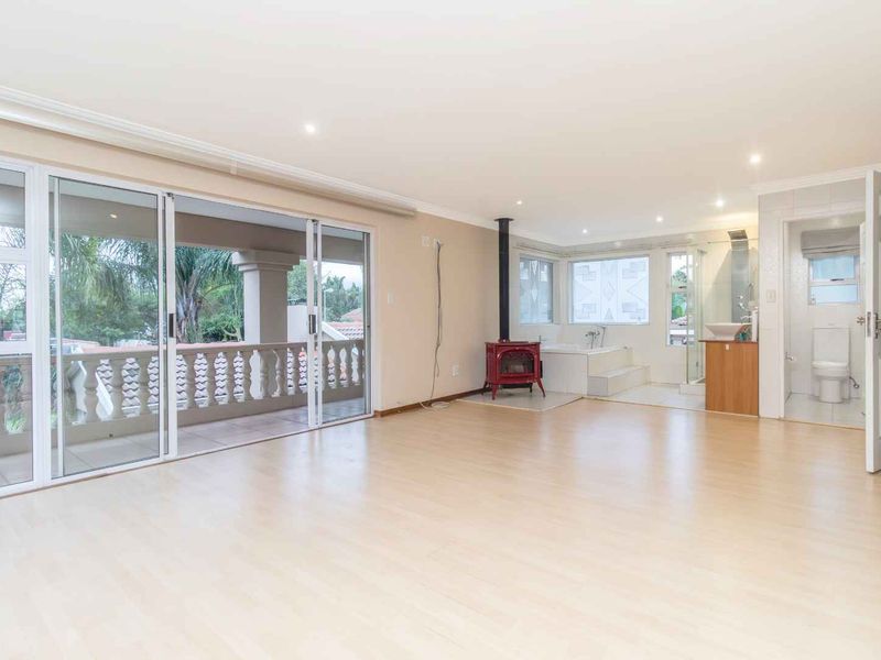 Spectacular 5 Bed, 5 Bath House in Sought after area in Sandon - Photo 5