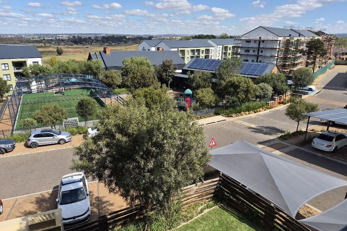 Stunning two-bedroom in Greenpark Lifestyle complex - Photo 3