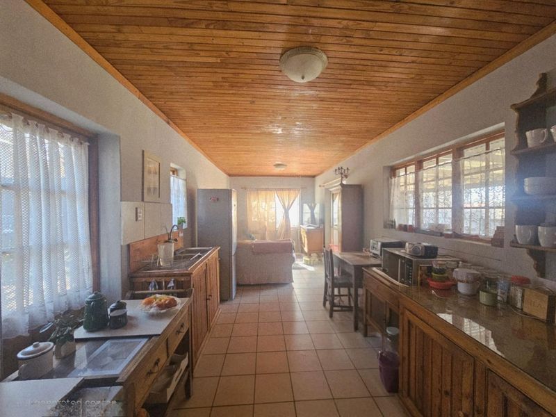 **Charming Cottage-Style Property with Endless Potential** - Photo 7