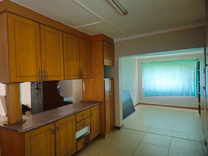 **Spacious 4-Bedroom Property with Immense Potential** - Photo 8