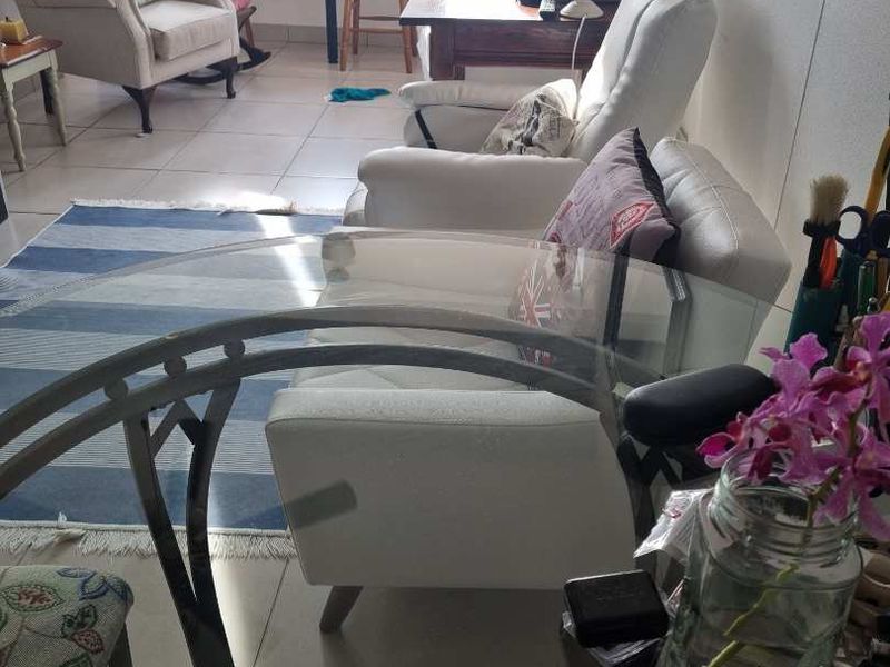 Top-Floor 2 Bedroom Apartment with Scenic Views in Secure Findlain Court - Photo 8