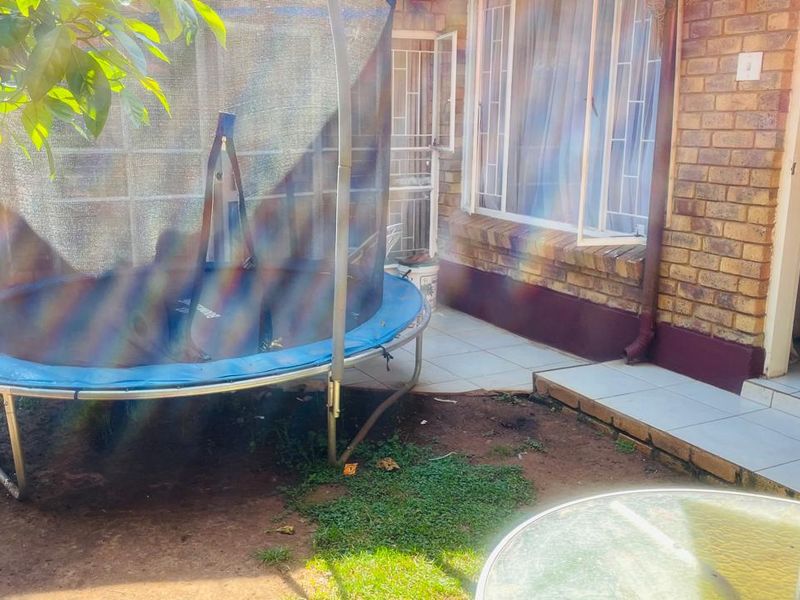 Simplex Townhouse For Sale - Photo 2