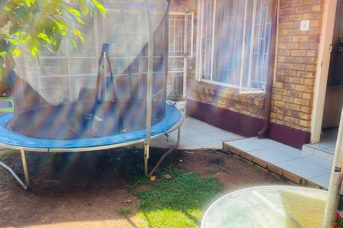 Simplex Townhouse For Sale - Photo 2