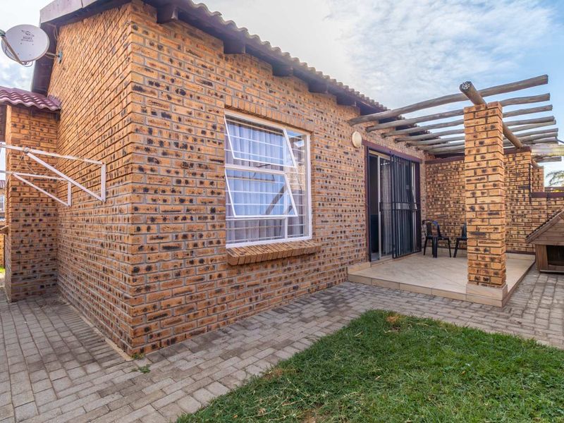 Modern 2-Bed Townhouse with Patio & Garden - Photo 4