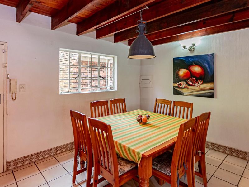 Delightful 3-Bedroom Duplex with Double-Volume Living in Tranquil Murrayfield Complex - Photo 5