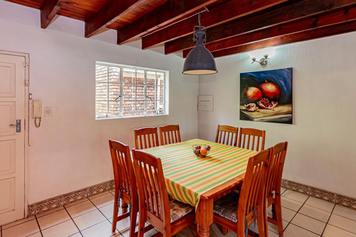 Delightful 3-Bedroom Duplex with Double-Volume Living in Tranquil Murrayfield Complex - Photo 5