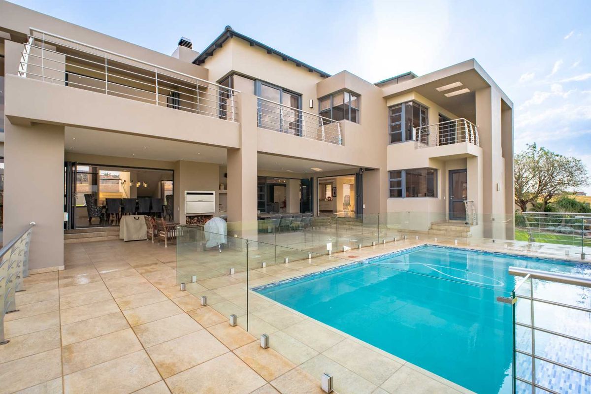 Luxurious Eco-Friendly Estate with Unparalleled Features - Photo 2