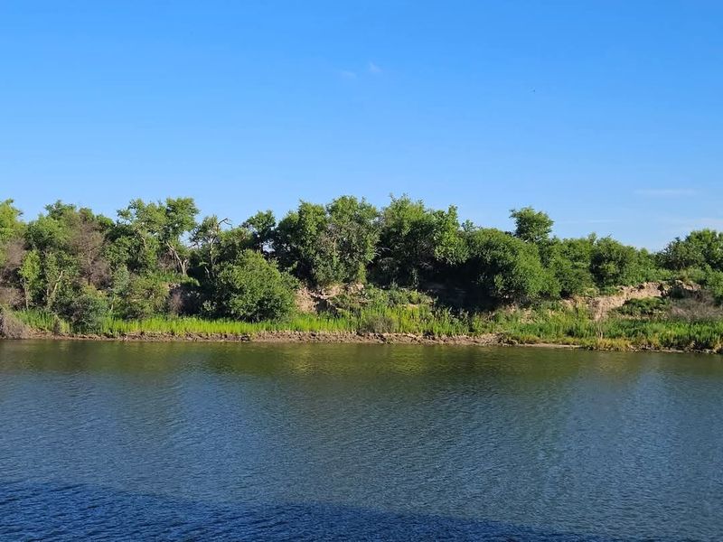 Double storey four bedroom thatch house on the banks of the Vaalriver - Photo 2