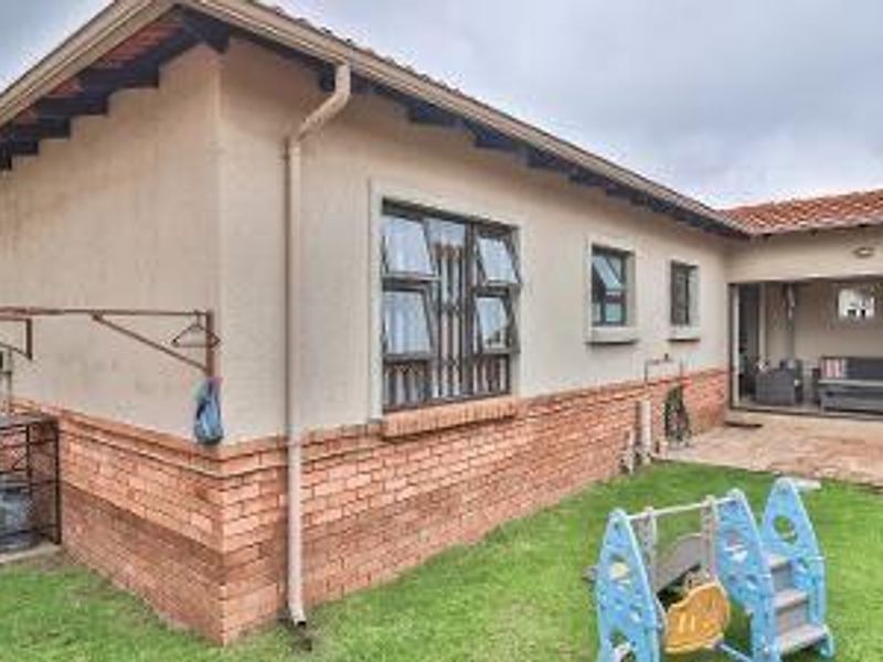 3 Bed House for Sale - Photo 3