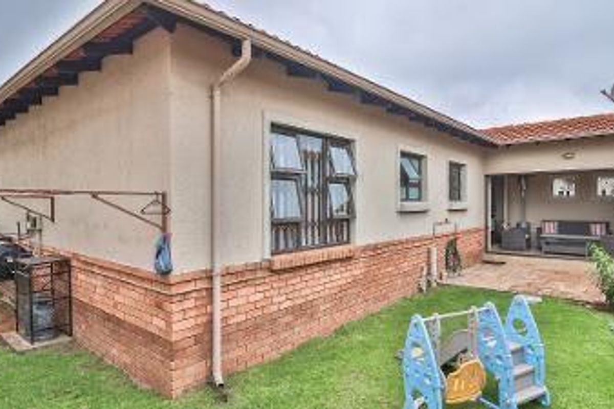 3 Bed House for Sale - Photo 3