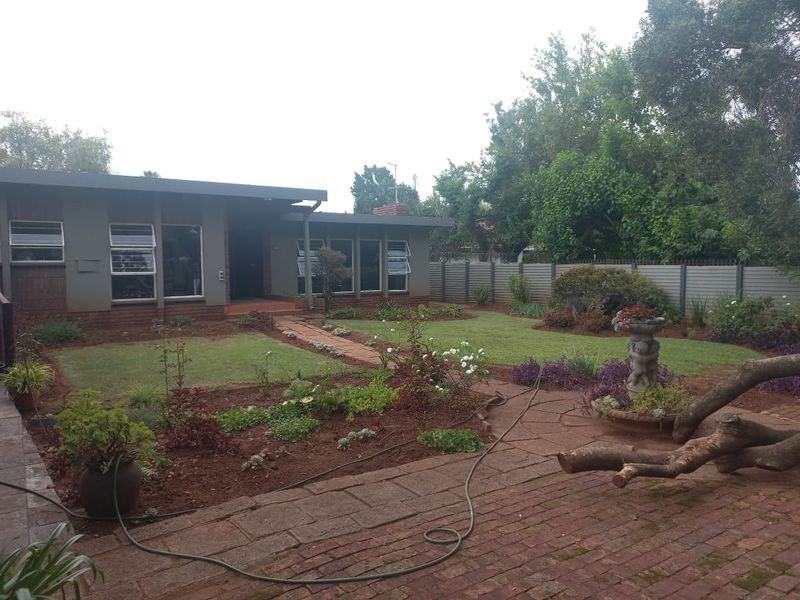 CHARMING FAMILY HOME IN THE HEART OF LYTTELTON MANOR!! - Photo 6