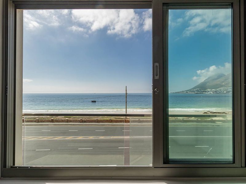 Sea Facing, light "sail" profile, gorgeously designed and laid out two bed, two bath apartment. - Photo 2