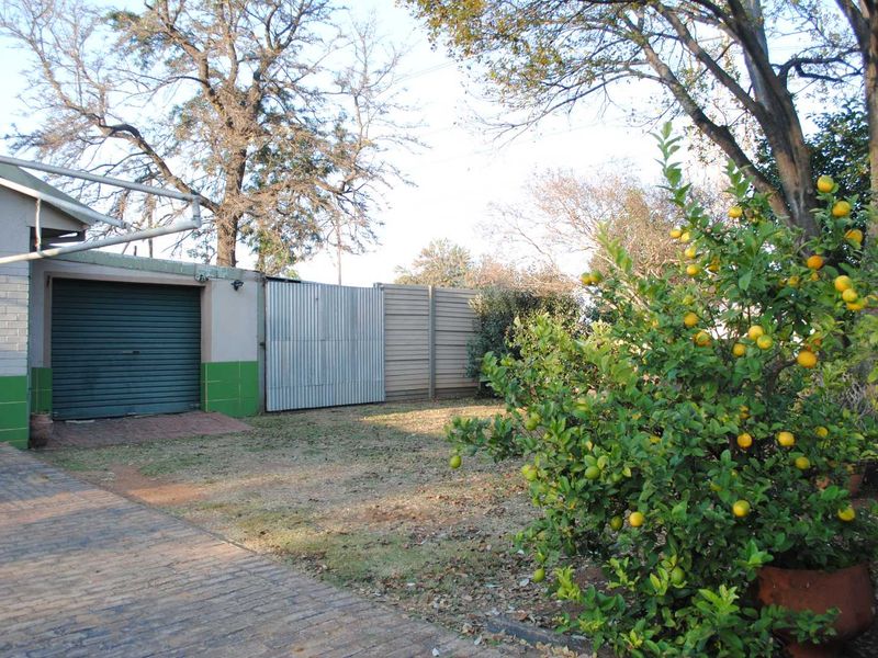 Spacious Home with Flatlet possibilities with pool lapa and 5kva inverter (Battery Backup) - Photo 4