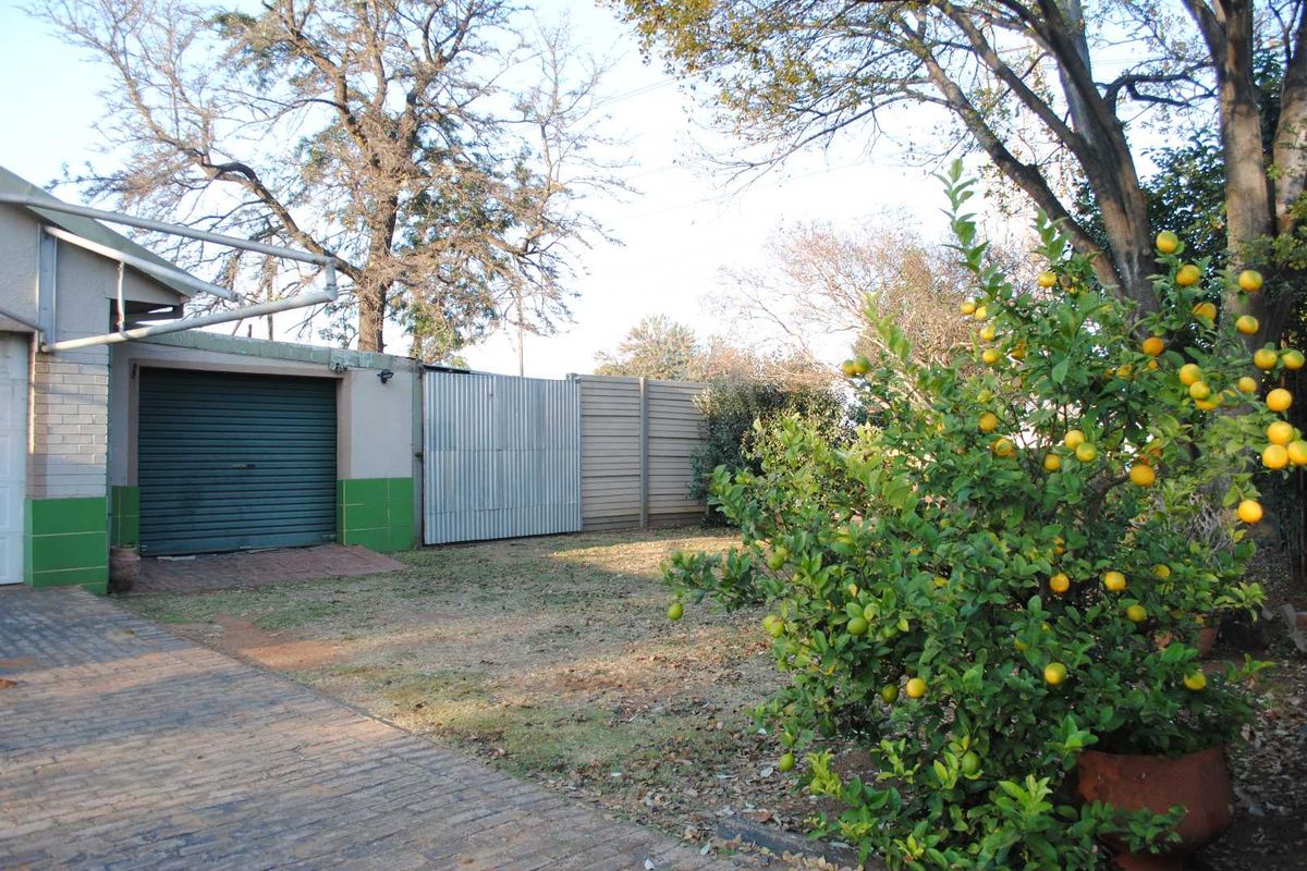 Spacious Home with Flatlet possibilities with pool lapa and 5kva inverter (Battery Backup) - Photo 4