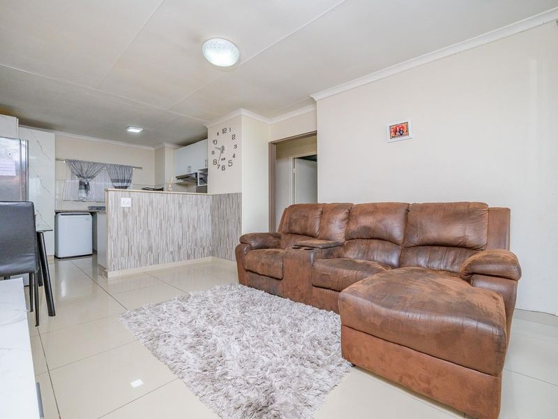 Waterfall Park Apartment for sale - R975,000 - Photo 4