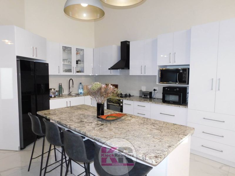 Style and Elegance - Photo 3