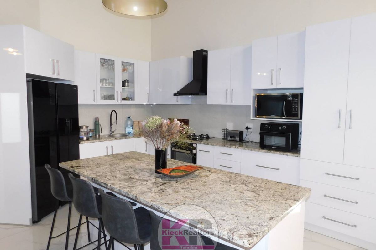 Style and Elegance - Photo 3