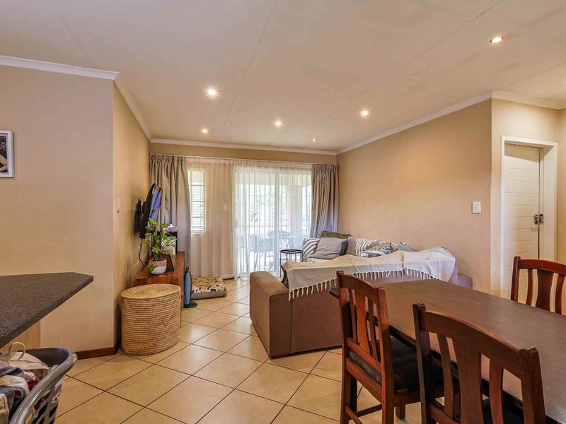 Spacious 3-bedroom townhouse available to rent. - Photo 2