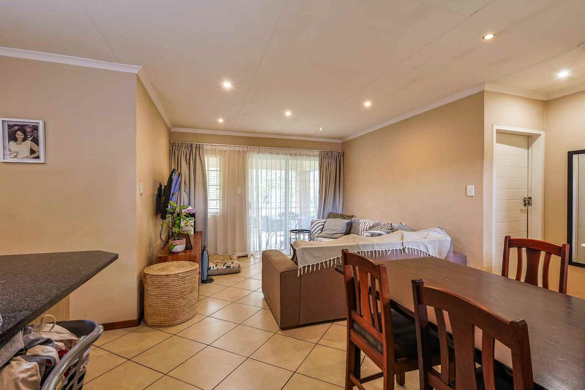 Spacious 3-bedroom townhouse available to rent. - Photo 2